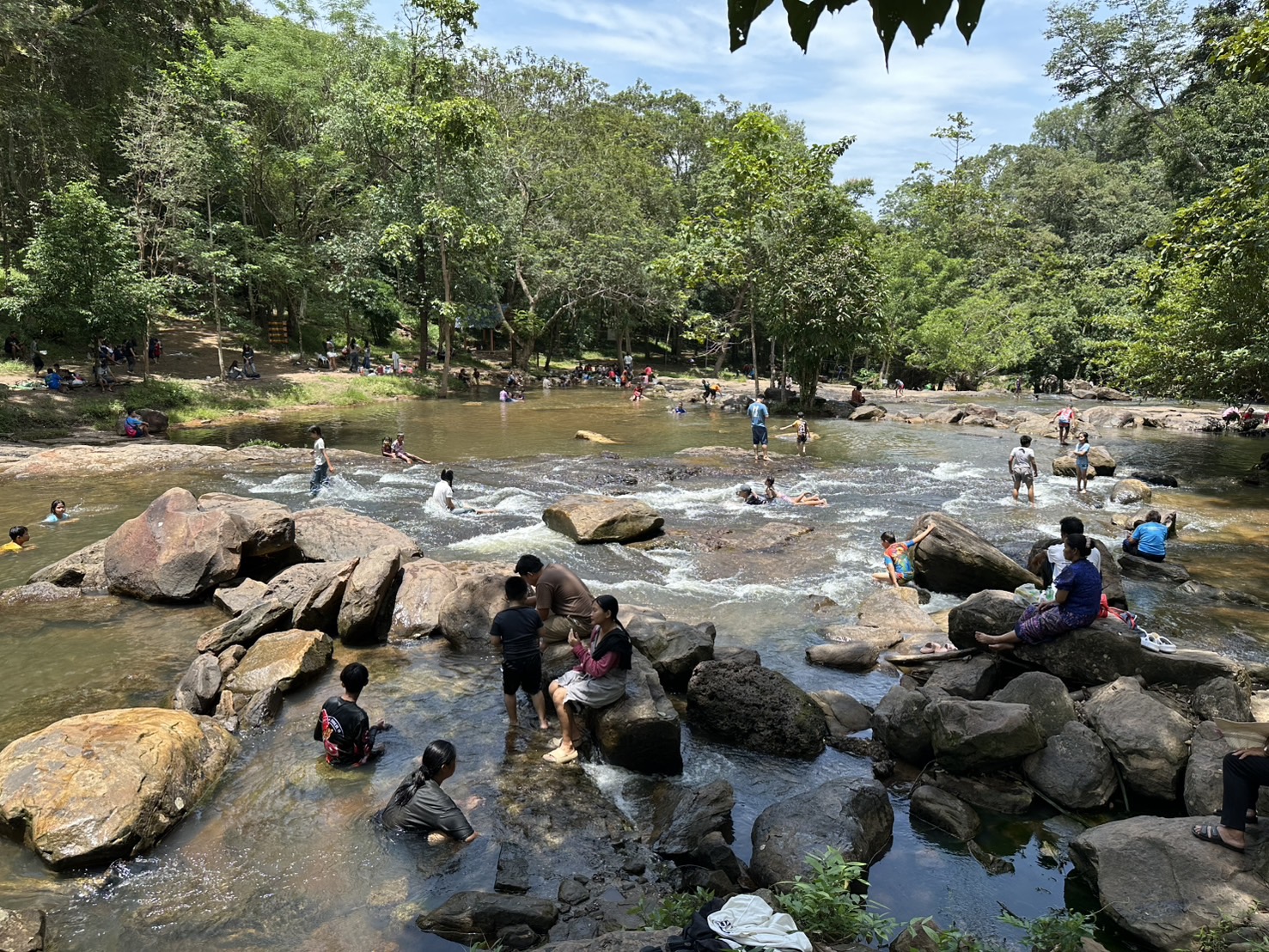 เที่ยวน้ำตกธารทอง