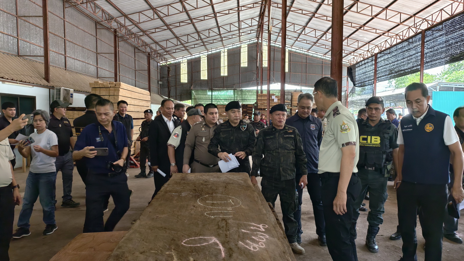 ตรวจยึดไม้ของขบวนการลักลอบค้าไม้มีค่าข้ามชาติ