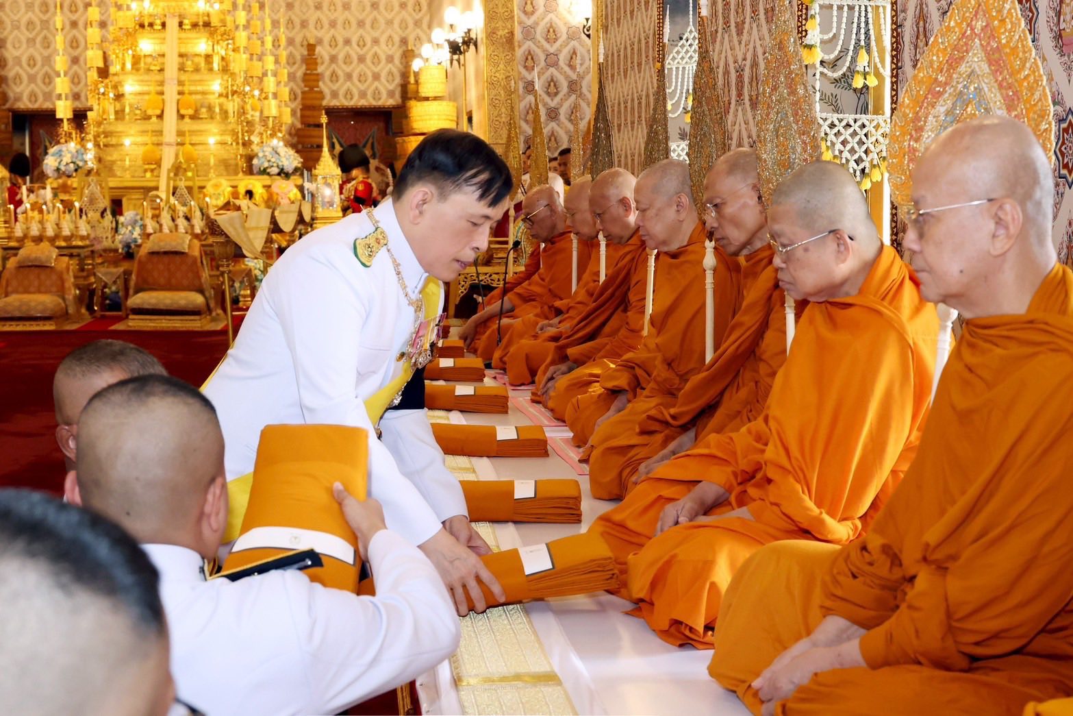 พระบาทสมเด็จพระเจ้าอยู่หัว และสมเด็จพระนางเจ้า ฯ พระบรมราชินี เสด็จพระราชดำเนินไปทรงบำเพ็ญพระราชกุศลปัณรสมวาร (๑๕ วัน) ถวายพระบรมศพ สมเด็จพระนางเจ้าสิริกิติ์ พระบรมราชินีนาถ พระบรมราชชนนีพันปีหลวง ณ พระที่นั่งดุสิตมหาปราสาท พระบรมมหาราชวัง